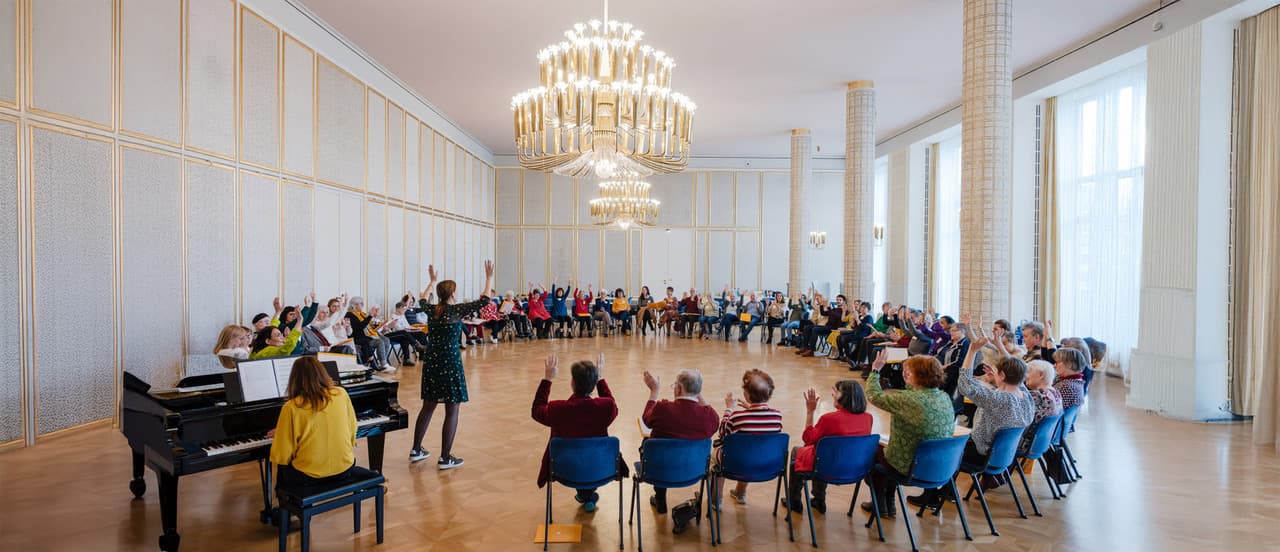 Een zingende kring mensen tijdens een Zing-Cirkel, foto van Kirsten Nijhof voor Zingen in de Zorg